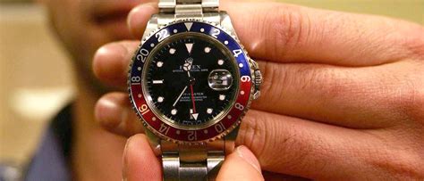 Banda dei Rolex in azione, sfilato l’orologio a un 90enne al ritorno 